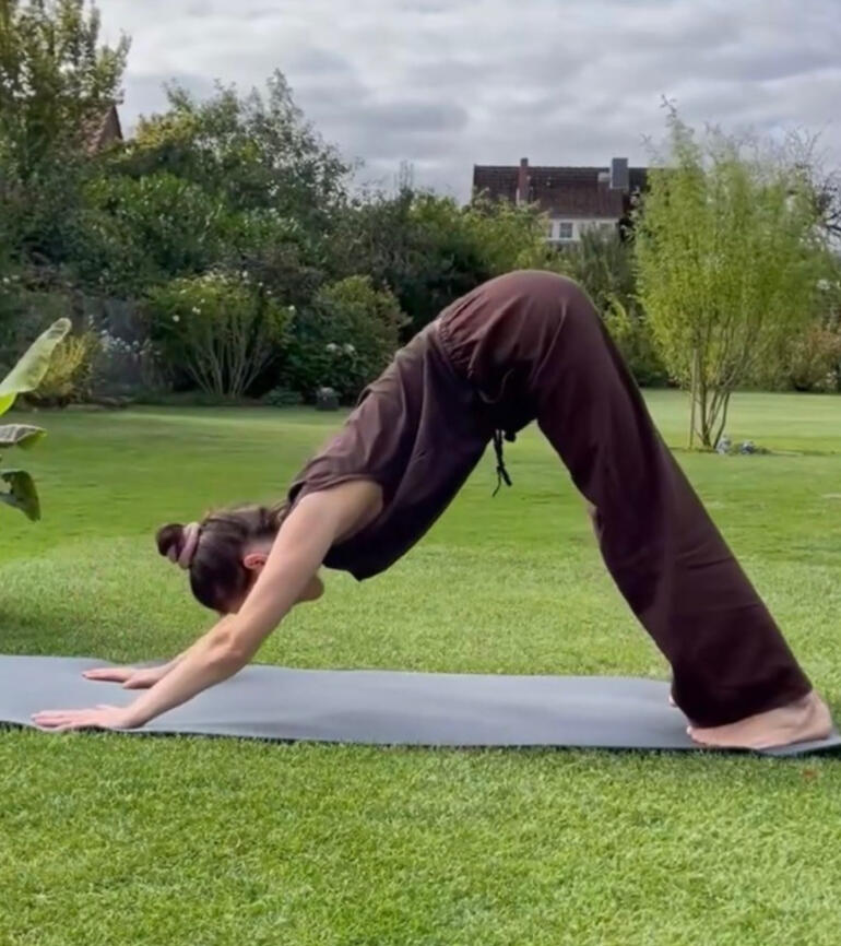 Yogastunde für alle in Vögelsen Herabschauender Hund Yoga Asana